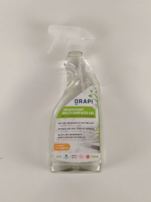 un gros plan d'un flacon pulvérisateur de gel hydroalcoolique posé sur une surface blanche
