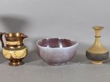 cinq vases différents posés les uns à côté des autres sur une table