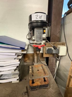 une machine posée sur une table dans une pièce