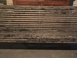 un banc en bois posé devant une porte
