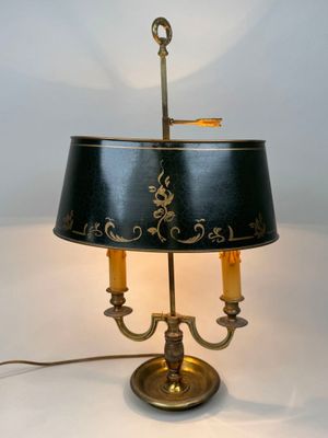 une lampe posée sur une table avec un abat-jour noir