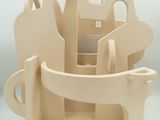une maquette en bois d'une maison posée sur une table