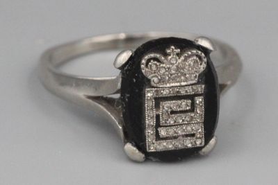 un gros plan d'une bague surmontée d'une couronne