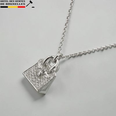 Collier plaqué argent avec un cadenas et une chaîne sur fond blanc