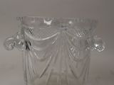un vase en verre transparent avec une anse sur une table