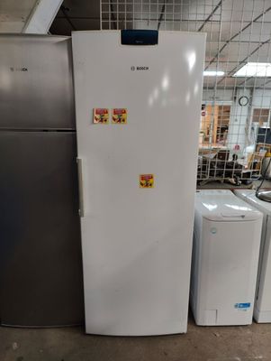 un réfrigérateur et une machine à laver dans une pièce