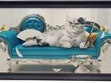 tableau représentant un chat allongé sur un canapé bleu, avec un ventilateur