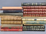 plusieurs livres empilés sur une table