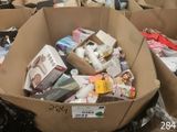 de nombreux cartons remplis d'objets au milieu d'une pièce
