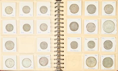 un livre ouvert dans lequel se trouvent plusieurs pièces de monnaie