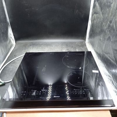 une plaque de cuisson noire à deux feux dans une cuisine
