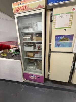 deux réfrigérateurs placés l'un à côté de l'autre dans une pièce