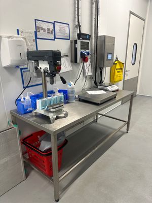 une table sur laquelle sont posées de nombreuses bouteilles, dans une pièce