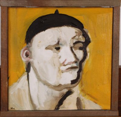 portrait d'un homme portant un béret noir sur fond jaune