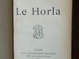 un livre posé sur une étagère à côté d'une pile de livres