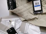 Deux chemises pour homme et une chemise pour femme sont posées sur une table.