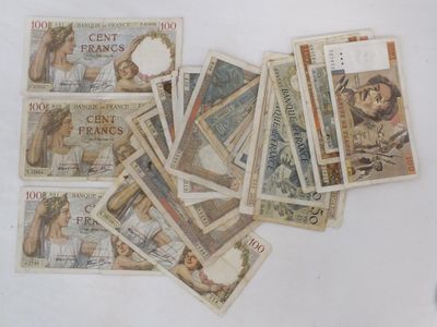 beaucoup de vieux billets de banque français sur la table