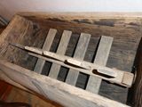 une boîte en bois contenant une sorte d'instrument