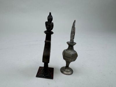 deux objets métalliques placés l'un à côté de l'autre