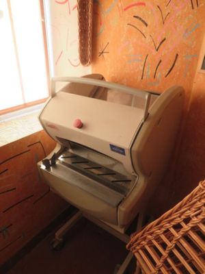 une image d'une pièce avec un bureau et une chaise
