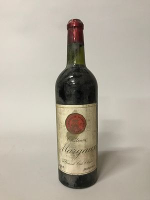 une bouteille de vin posée sur une table