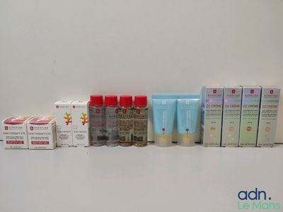 de nombreux types de produits de soins de la peau alignés sur une étagère