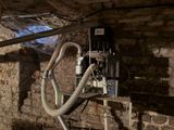 une prise électrique dans un mur en briques, à laquelle sont raccordés de nombreux fils