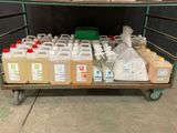 un chariot sur le côté duquel se trouvent plusieurs bouteilles de liquide