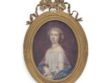 portrait d'une jeune fille vêtue d'une robe blanche et d'un châle bleu autour du cou
