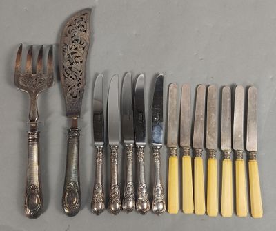 beaucoup de couteaux et des couteaux qui sont sur la table
