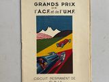 un vieux livre sur lequel figure l'image d'une voiture de course