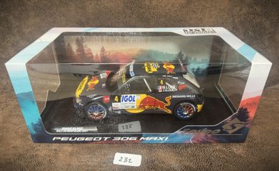 La voiture de course Red Bull se trouve dans la boîte posée par terre.