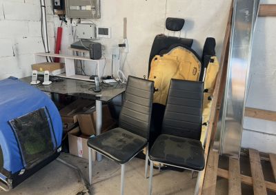 deux chaises et une table dans un garage