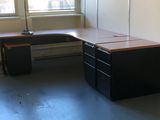 deux bureaux dans un coin d'une pièce vide