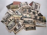 plusieurs vieilles photos représentant un train et d'autres voies ferrées, posées sur une table