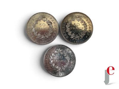 trois types de pièces différents sont présentés sur une surface blanche