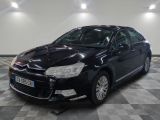 la voiture noire est garée sur un sol en damier dans le garage