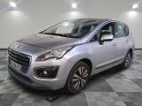 la petite voiture argentée est garée dans la pièce au sol en damier