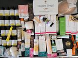 de nombreux types de produits de soins de la peau exposés sur une étagère