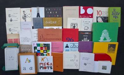 a lot of books that are on the table together