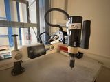 une machine posée sur une table devant une fenêtre