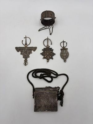 Réunion de bijoux en argent (poinçonnés) : un porte Coran en…