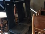 plusieurs chaises et une table dans une pièce