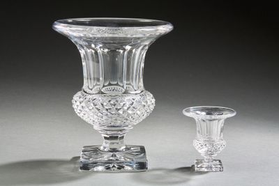 deux vases en verre posés l'un à côté de l'autre sur une table