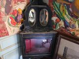 un poêle à l'ancienne dans un coin de la pièce