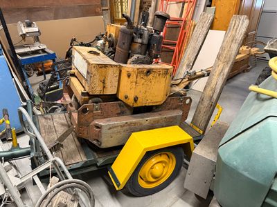 un petit camion garé dans un garage
