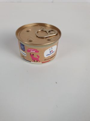 une boîte de nourriture pour chat posée sur une table