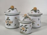 trois bidons blancs et verts ornés d'oiseaux et de fleurs
