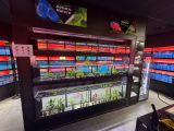 il y a beaucoup de poissons dans les vitrines du magasin