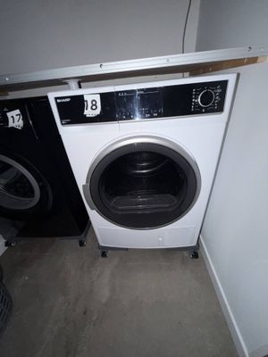 une photo d'un lave-linge et d'un sèche-linge dans une pièce